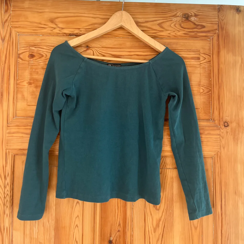 Grön off shoulder tröja ifrån Zara! Fint skick och bra passform!! 🤞🏼🌟liten i storleken . Tröjor & Koftor.