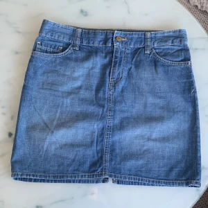 Tommy hilfiger denim kjol - Använd i mycket bra skick. Storlekslapp är klippt men kjolen passar storlek 38/40.