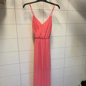 Neonrosa långklänning - Inte mycket använd! Oroligt svårt att fota denna klänning och få rättvisa bilder, den ska ju ha lite mer ”loose fit” och flowig men jag är ingen storlek XS längre så därför sitter den inte som den ska på mig!