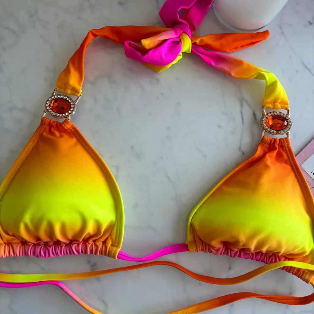 Helt oanvänd bikini , strl M i båda delarna ☀️ nypris 700kr , köpt från Zalando!. Övrigt.