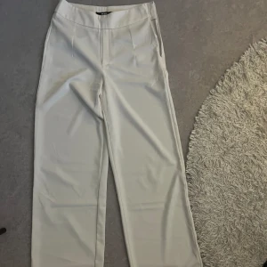Byxor - Säljer dessa byxor från bikbok då dem inte kommer till användning längre, knappt använda✨