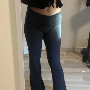 Mjukis byxor  - Jätte sköna lågmidjade yoga pants från ginatricot. Endast använt 1 gång, kommer ej till användning.