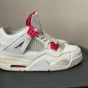 Jordan 4 - Hej, jag säljer mina Jordan 4 metallic red just nu då jag inte är i behov av de. Storlek 40. Kartong medföljer ej och inte kvitto heller. Vi möts upp i Eskilstuna ELLER så fraktar jag.