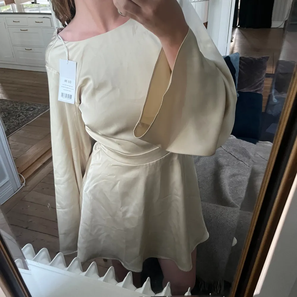 Älskar denna klänning men har aldrig funnit tillfälle att använda den😊  Prislappen är kvar och är osäker på om den finns på hemsida längre. Klänningar.