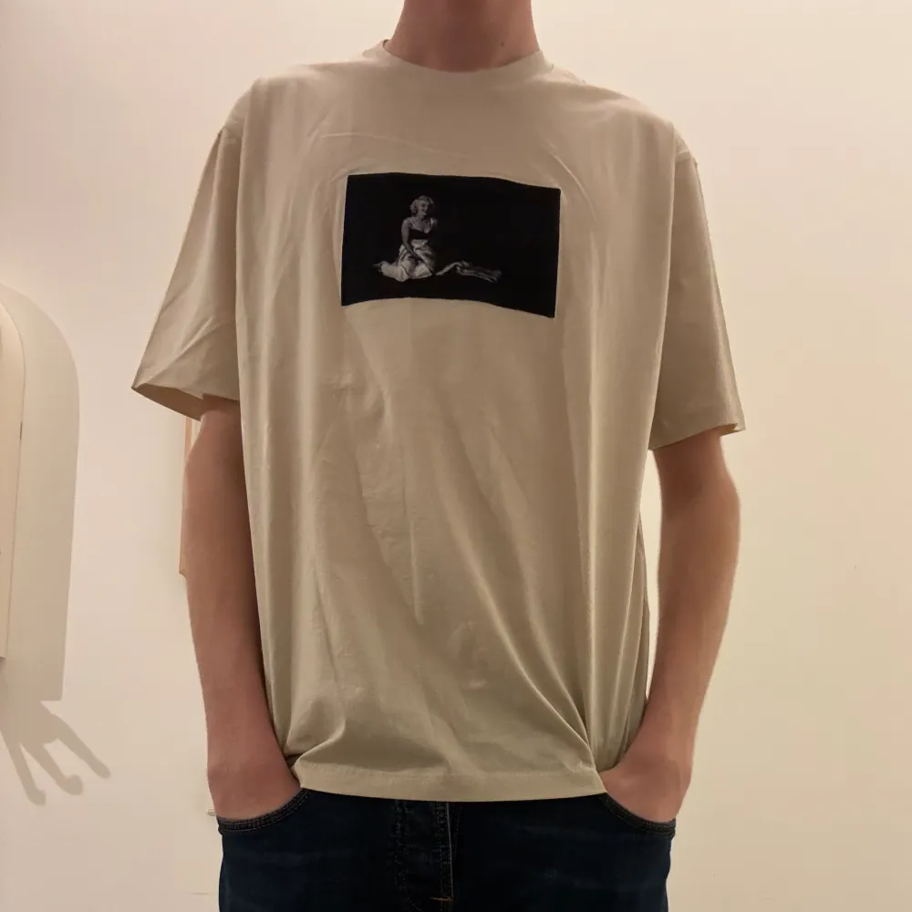 Limitato “Marilyn Monroe” T-Shirt - Storlek: M - Skick: 9/10 - OG: Inget - Nypris: 2850kr - Vårt pris: 399kr - Kontakta oss via DM för fler bilder/frågor - Priset är förhandlingsbart. T-shirts.