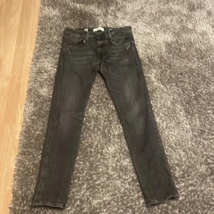 Replay Anbass - Säljer ett schyssta jeans ifrån replay i modellen Anbass, storlek 33/32, skick 9/10, pris går självklart att diskuteras!