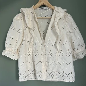 Söt topp - Supersöt topp i storlek M men skulle säga att den även passar xs och s!💗använd ca 2 ggr💞skriv för mer information!💗