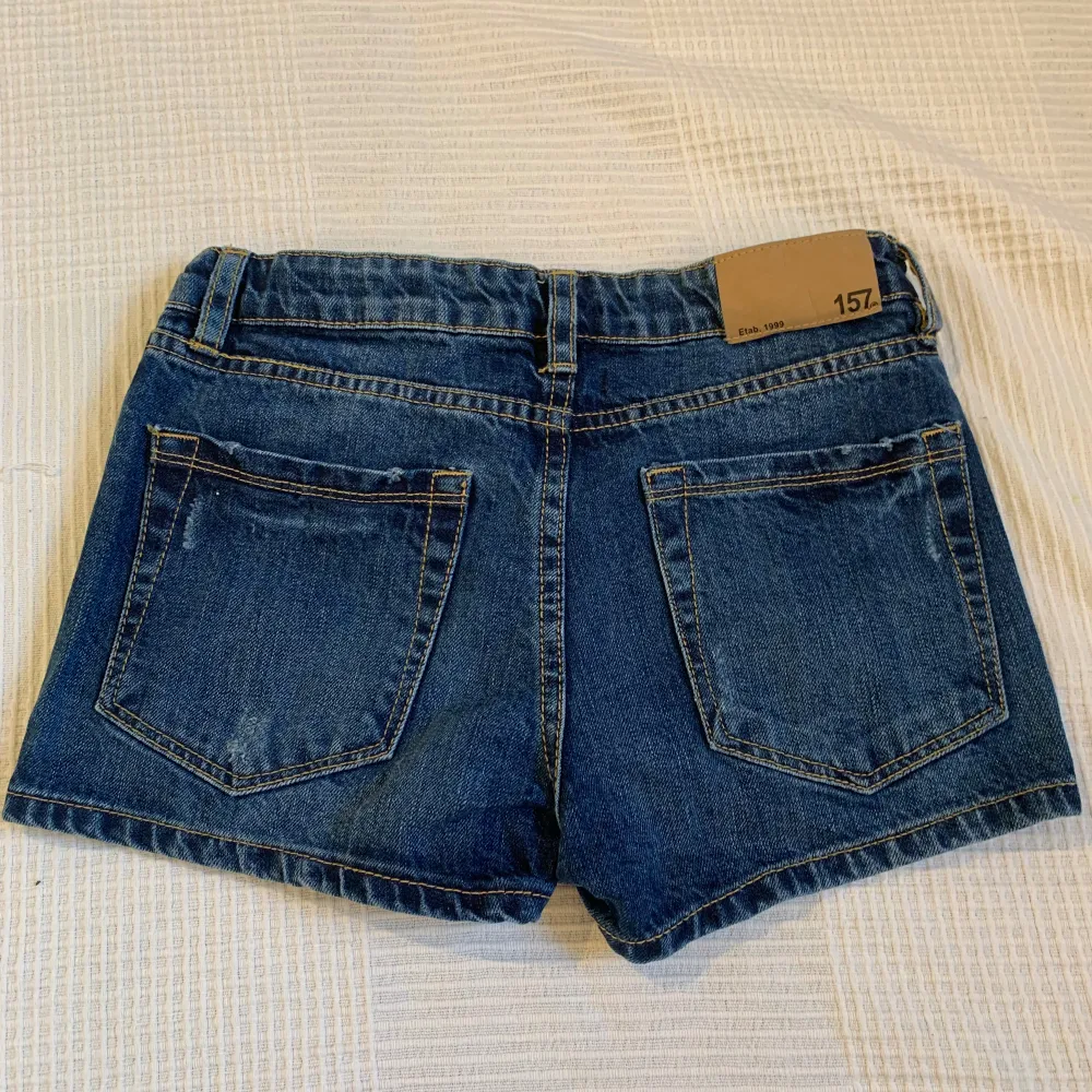 Ett par mörkblå jeansshorts från lager 157! De är aldrig använda!💞. Shorts.
