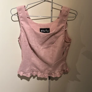Rosa top - Rosa top från All that Jagg från paris fashion week. Lappar är kvar och nypris var ca 900 kr. Storlek 9-10 och skulle säga att den sitter som en S