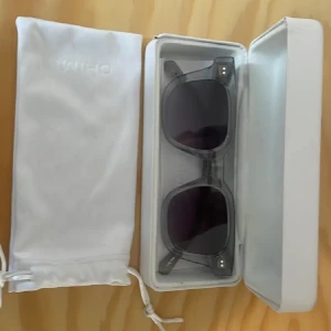 Chimi 04 Grey  - Säljer mina svin snygga chimis 04 Grey som passar extremt bra till sommaren dem är riktigt snygga och bekväma priset är ej hugget i sten och kan ändras vid snabbt köp, byten går även mot några andra snygga glasögon 👓😍 för mer frågor kom privat!