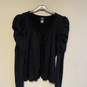 Kofta  - Svart kofta med puff ärm 