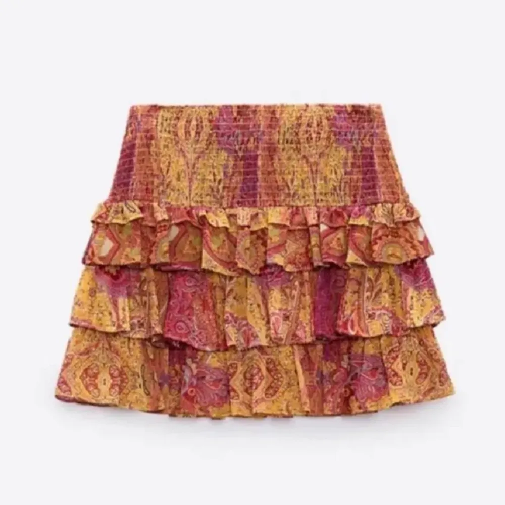 superfin och somrig kjol från zara💕råkade köpa i fel storlek så är väldigt öppen mot byten till samma kjol i en mindre storlek✌️storlek L men passar även S-M. Kjolar.