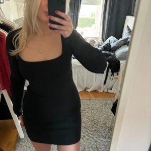 Svart långärmad klänning - Svart långärmad klänning i ett ribbat och stretchigt material🖤