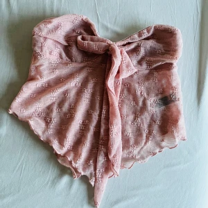 Pastellrosa topp  - Denna topp är helt som ny, har aldrig använts. Toppen är pastellrosa och har en gullig rosett på. Den är för stor för mig 😔 