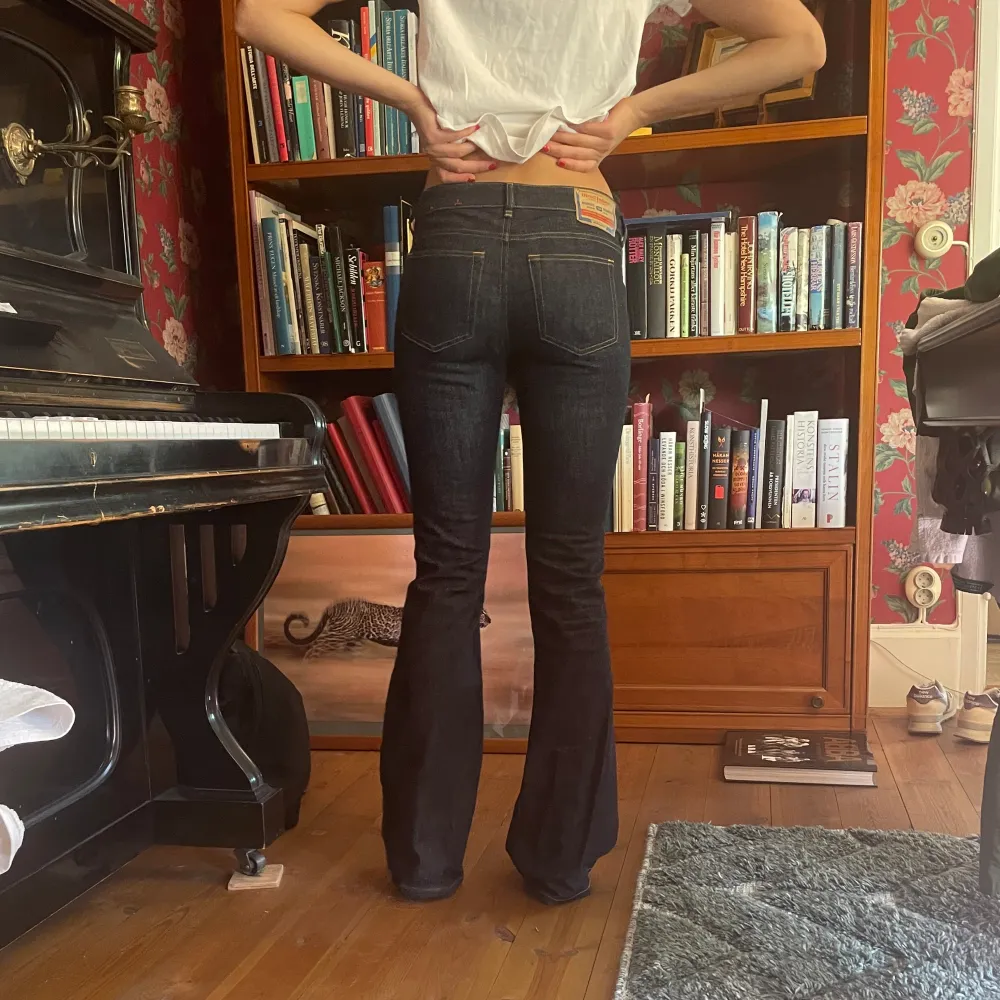 Ett par helt oanvända jeans från disel. Är 175 cm lång och bär ofta S och de sitter som en smäck. Säljer pga ej får användning av dom. Waist 27.. Jeans & Byxor.