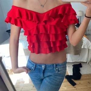 off shoulder topp - Röd off shoulder topp med volanger, lånad bild!!