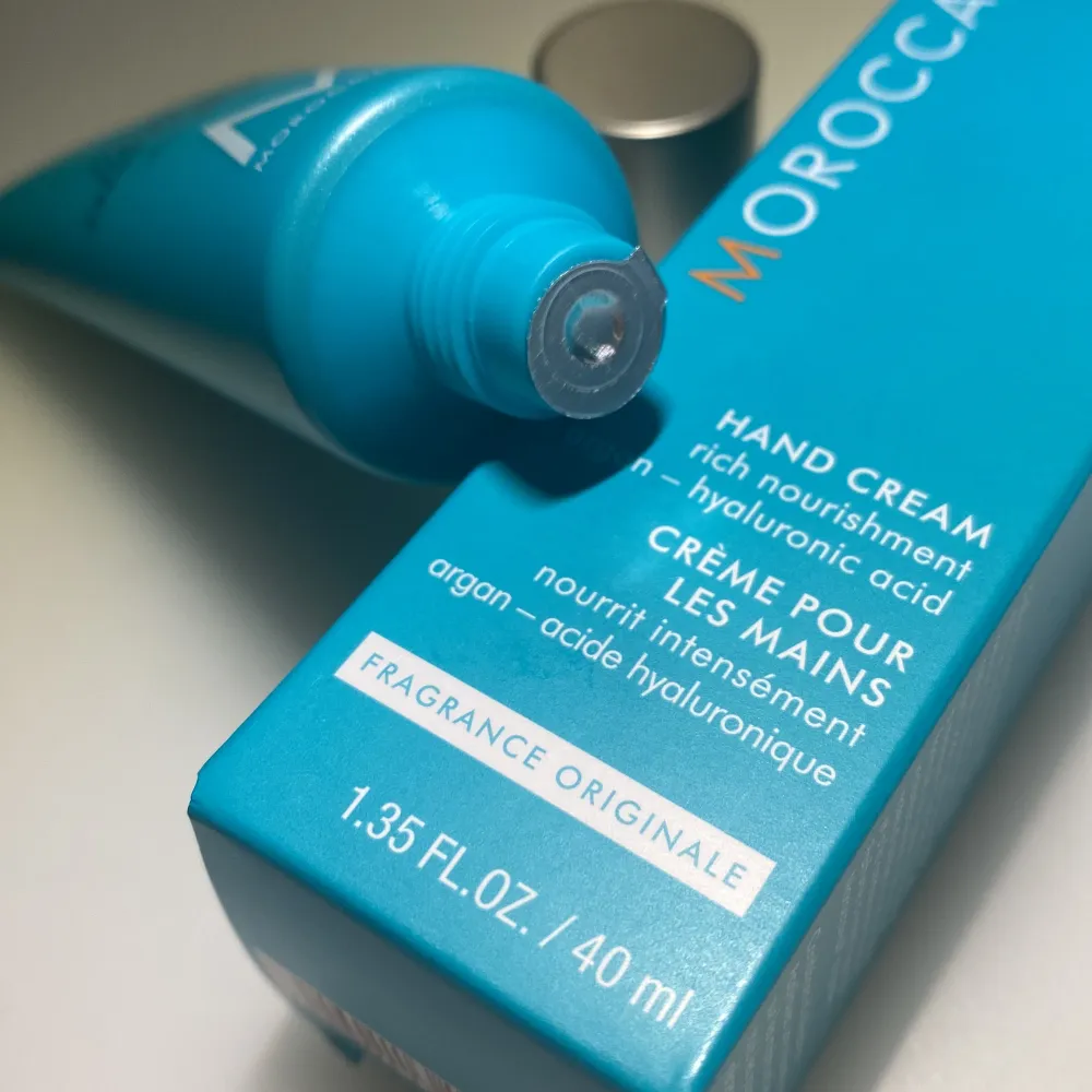 Hej! Säljer en helt ny, oanvänd hand kräm från Moroccanoil. Nypris är 140kr för 40ml, men säljer den för 80kr💗Hör av er om ni är intresserade!😊. Muu.