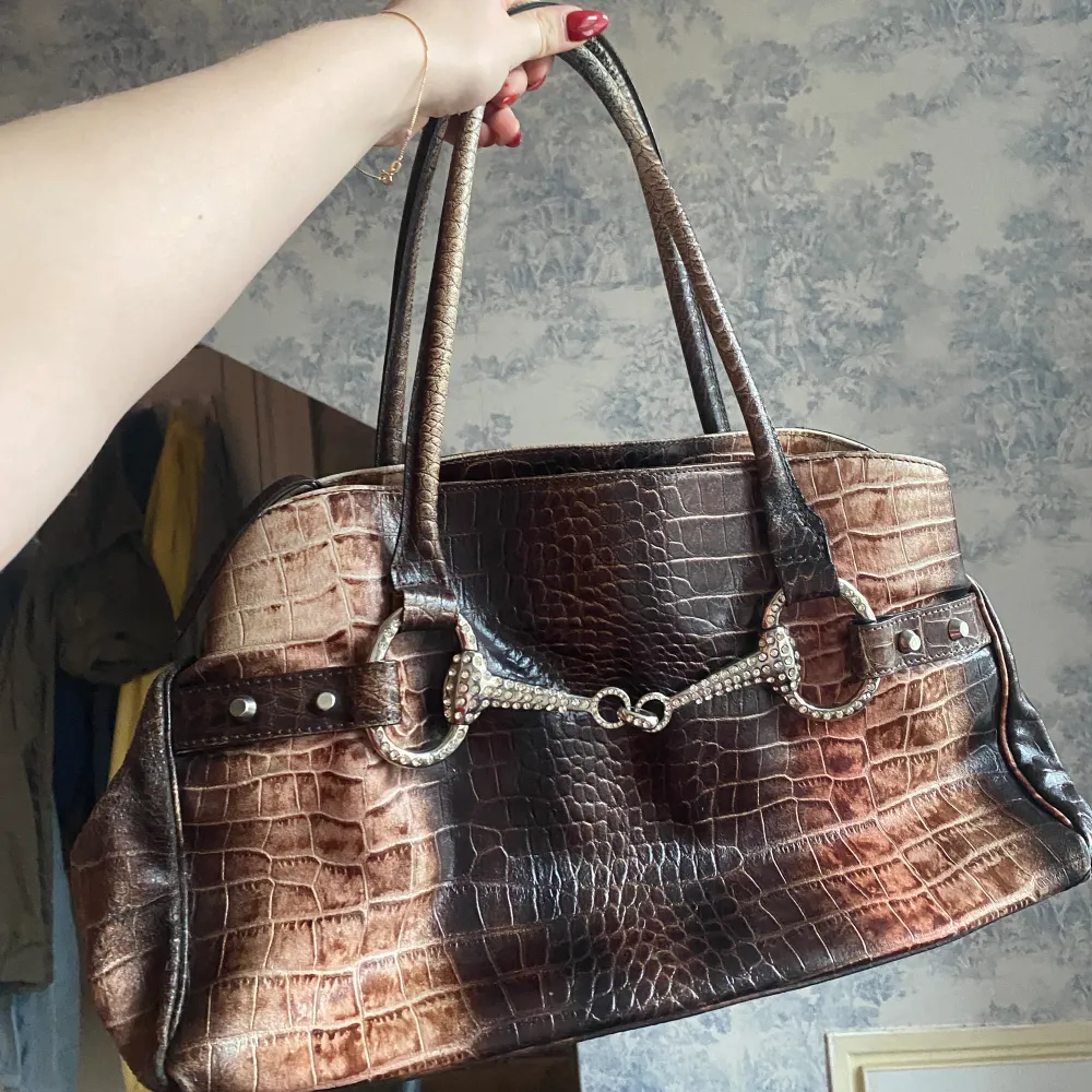 Jättefin brun vintage väska med ormskinnsmönster och ett glittrigt spänne!Använt men fint skick!🤩 I äkta skinn!. Väskor.