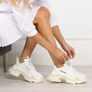 Balenciaga Triple S 39 - Oanvända Triple S storlek 39.  Kartong, kvitto, skosnören, påse & äkta certifikat finns.  Finns i Mora att hämta men kan även posta spårbart.   Skickar fler bilder om önskas. Har tagit i alla vinklar på sulor osv. Önskas övrig info & kvitto skriv.