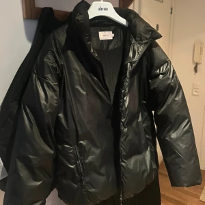 Jacka  - Jacka från Nelly köpt på vinted. Endast testad. Superfint skick!  Storlek S 