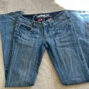 Lågmidjade jeans från CronX som är försmå, har därav inga bilder på. Dragkedjan e sönder o behöver fixas hos symakare!! Strl 25 32  💗💗💗