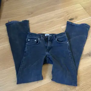 Säljer dessa gråsvarta jeans i strl XXS från lager 157 då det har blivit för små för mig, de är low waisted bootcut jeans.  De är lite slitna längst ner som man ser på bild 4.