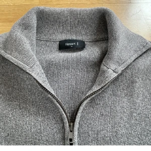 Zip tröja  - Säljer en fin Filippa K zip tröja, ganska ny använt några nånger. 