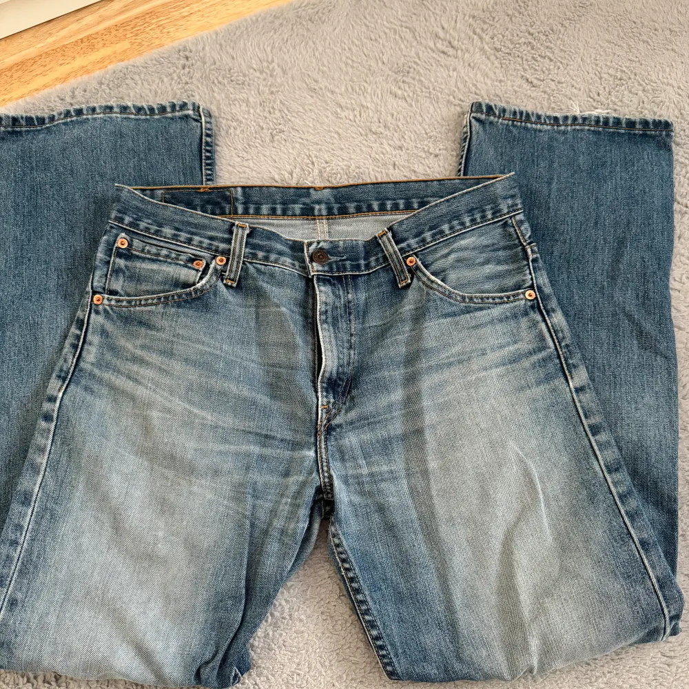 Säljer dessa as snygga mid waist straight leg jeans, det står att dom är w33 men skulle säga att dom sitter mer som 29. Midjemått: 43cm tvärs över Innerbenslängd: 73cm . Jeans & Byxor.
