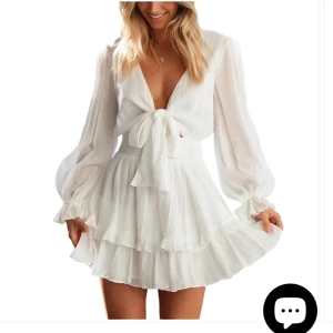 studentklänning/sommarklänning - intressekoll på denna vita klänning!! köpt här på plick men säljer för att den inte satt så bra på mig