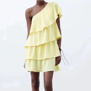 Zara klänning - Jag söker denna zara klänning! Antigen i xs eller s!❤️ Hade kunnat köpa för hur mycket som helst men max 700 kr! Men det kan diskuteras! 