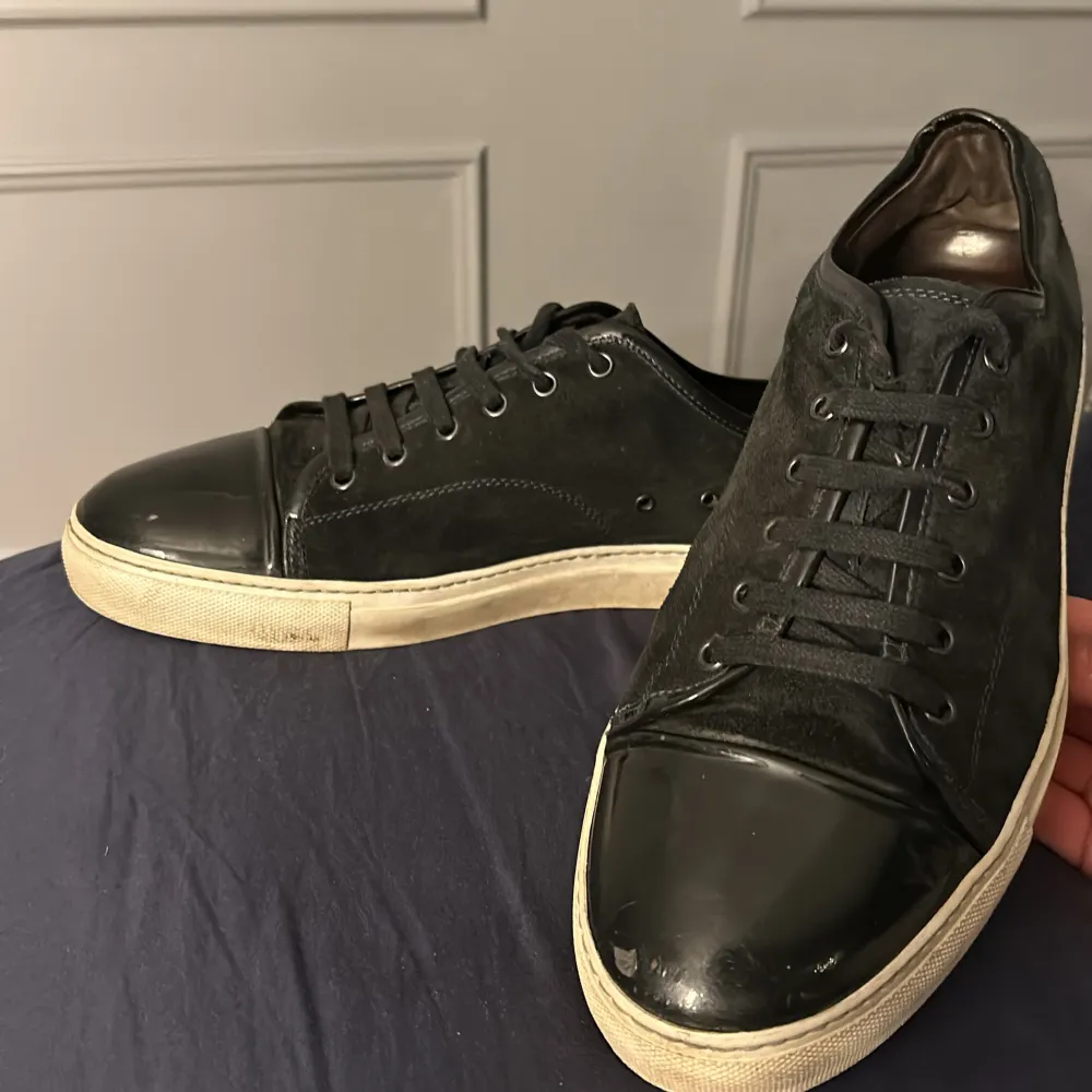 Ett par Lanvins har använt ett par gånger säljer då jag tröttnat på skorna då dem inte kommer till användning längre . Skor.