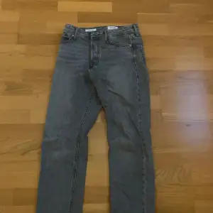 Jack & Jones jeans regular fit   Grå Jack & Jones jeans i super fint skick  Nypris-699kr säljer för 150kr skick i storlek 28,30 andvänt fåtal gånger. Spårbar frakt via postnord.  Vid funderingar kontakta mig