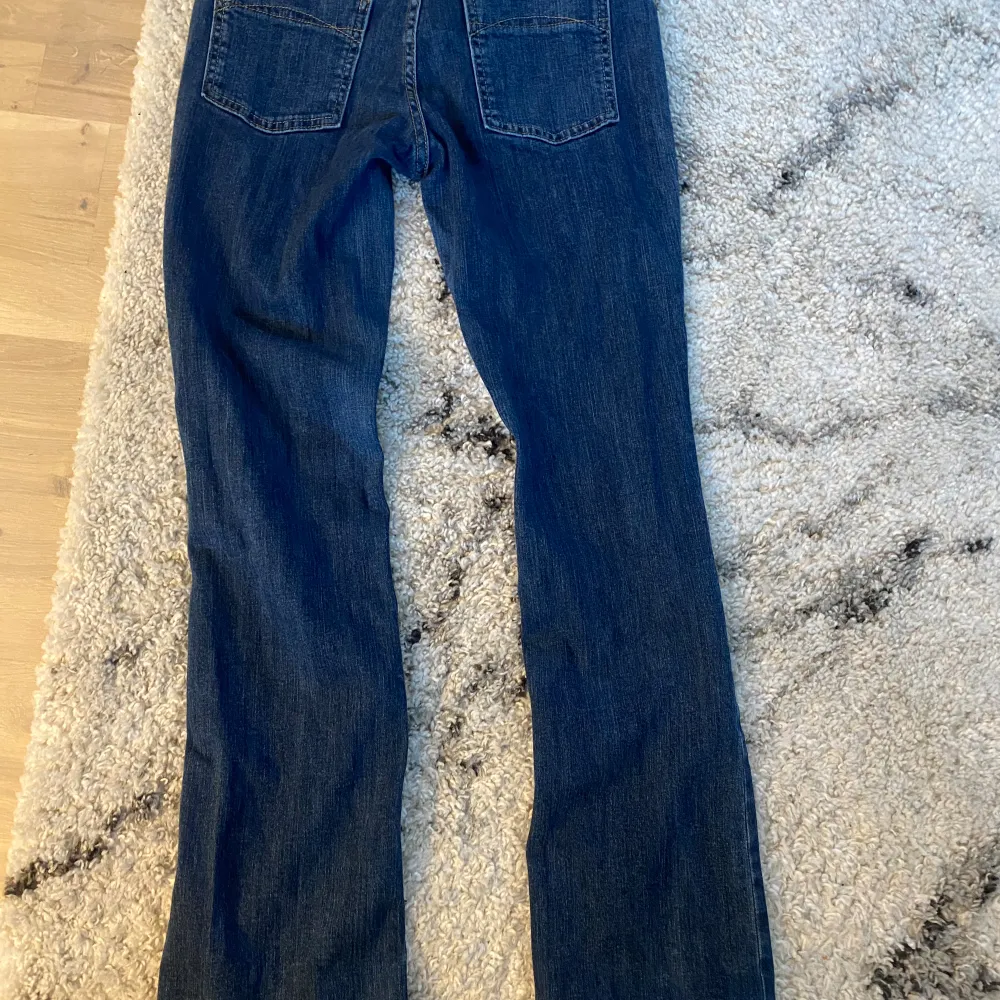 söta bootcut jeans från en secondhand i london🩷 Passar 36 och 38. Jeans & Byxor.