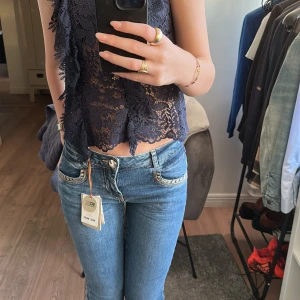 Mos Mosh Jeans - Super fina Mos Mosh jeans som fortfarande har alla prislappar på, har aldrig använts💕Låg/Medelhög midja🙌🏼