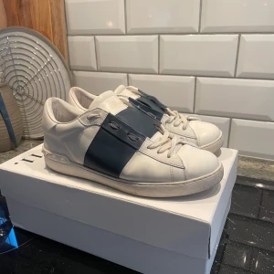 Valentino open mörkblå - Tja! Säljer nu mina skit feta valentinos, perfekta inför sommaren! Storleken är 43. Säljer dem eftersom jag vill ha andra skor inför sommaren. Box och nyckelring ingår. Skriv vid frågor😁 Mvh Emil//