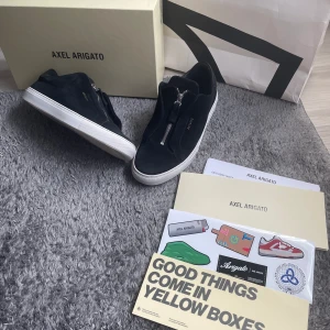 Axel arigato  - Säljer nu mina fräscha Axel arigato skor, skorna är i väldigt bra skick och sparsamt använda som ni kan se på bilderna! Endast en deffekt och det är att sulorna inuti skon måste bytas! Vid köp medföljs box samt Axel arigato kortet! 