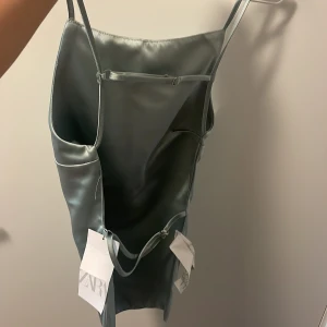 Helt ny zara topp - Turkos topp från zara! Helt ny med lapp kvar, endast testad Öppen rygg med anpassningsbara band💞 köpt för 299, säljer för 200