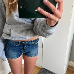 Blå jeansshorts - Så snygga mörkblå jeansshorts från lager 157. Älskar dessa men de har tyvärr blivit lite tajta på mig. Skriv för frågor fler bilder eller om du vill köpa💕