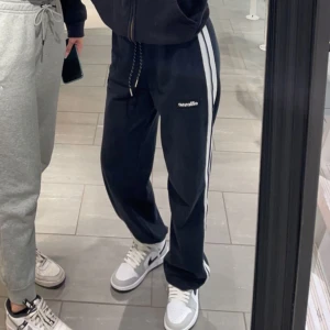 Ellesse byxor - Byxor köpta på Nelly för 800kr. Stl 38 men sitter som 36/s. Tror inte dessa går att få tag i längre. Inga defekter💕