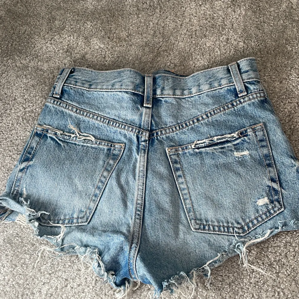 Ett par jeans shorts som inte passar längre 😢  Medel hög i midjan man kan göra dom till lågmidjade och högmidjade . Shorts.
