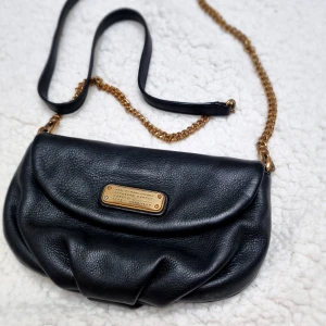 Marc by Marc Jacobs  -  Äkta Marc Jacobs vintage mini axelväska väska med långt band Det finns några repor på metalliska sidorna men det syns knappt och bra skick. Finns kvitto och kan skicka fler bilder. Pris kan diskuteras