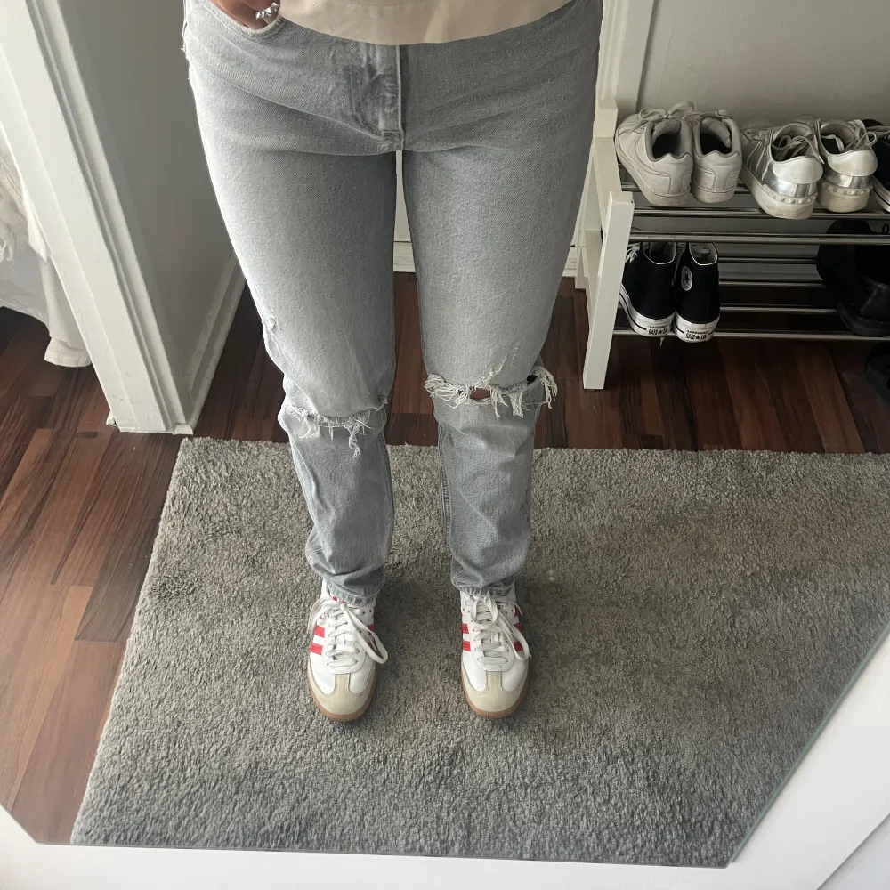 Säljer ljusgrå jeans från Zara. Mycket fint skick! Använd fåtal gånger. Jeans & Byxor.