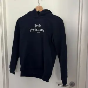 Super fin hoodie från peak performance! Säljer då jag inte använder hoodies längre! Storlek 150 men passar perfekt på mig som har xs💕