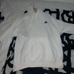 vitt nike club sett - byxorna är i storlek L & hoodien i storlek M💕