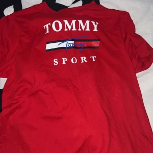 tommy hilfiger tröja - knappt använd!💕