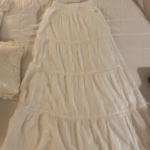 Zara kjol - Jag säljer denna söta zara kjolen som tyvärr inte kommer till min användning längre. 💕