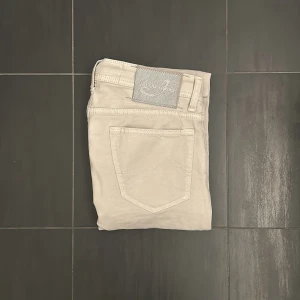 Jacob Cohen Jeans  - Ett par riktigt feta vita Jacob Cohens i slim fit modell 622. Dom har varit riktigt fint bevarade i garderoben och sparsamt använda, passar perfekt inför sommarens varma väder med riktigt snygg och unik färg! Hör gärna av er vid frågor! 