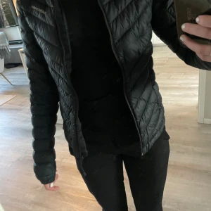 Peak performance jacka - Jag säljer min ”FROST DOWN HOOD JACKET DAM”💞den är i väldigt bra skick💕ny pris på jackan är 3200kr men jag säljer den för 2000kr