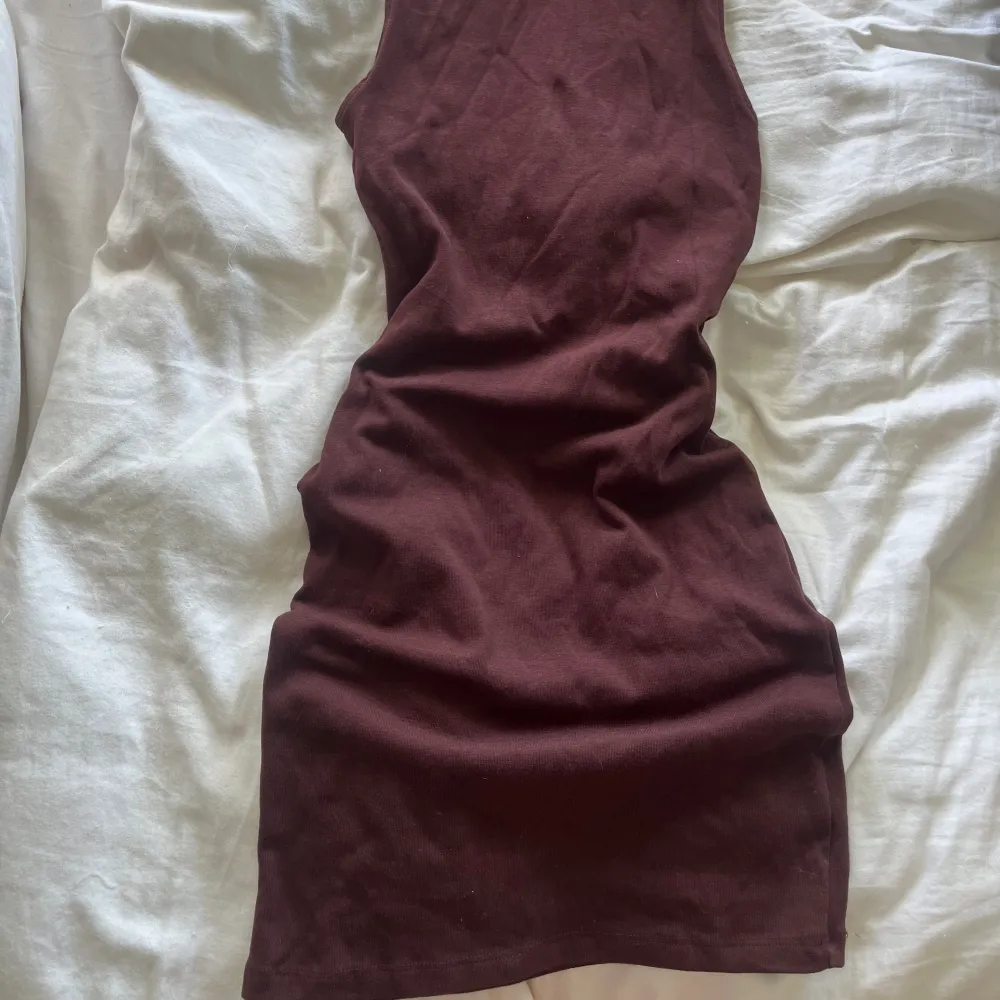 fin brun kort klänning med polo, helt ny med prislapp 💕. Klänningar.