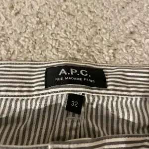 Säljer dessa dina byxor från märket A.P.C, dem är i fint skick och är perfekta för sommaren!